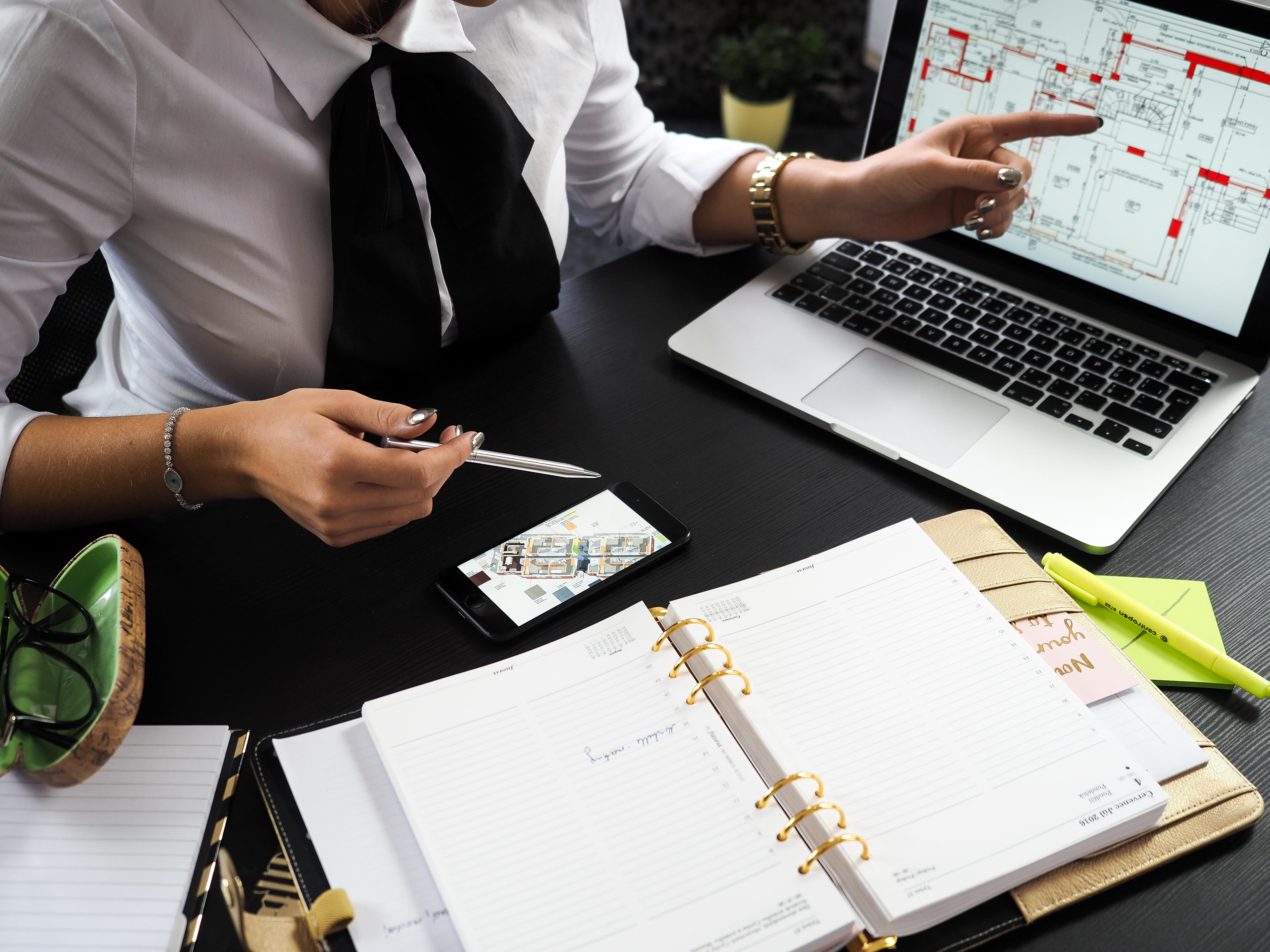 How do you make a PowerPoint presentation?